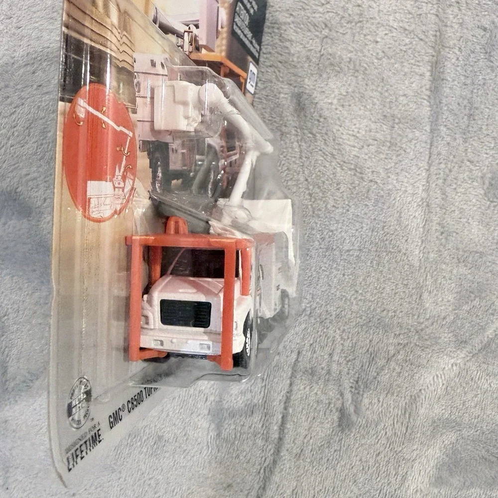MATCHBOX WORKING RIGS GMC C8500 TOPKICK TREE TRIMMING TRUCK 10/16 NEW 1:64
